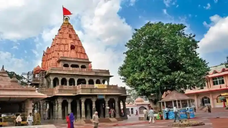 Action: महाकालेश्वर मंदिर में श्रद्धालुओं से अवैध वसूली मामले में कार्रवाई, प्रशासक के खिलाफ भेजा प्रतिवेदन