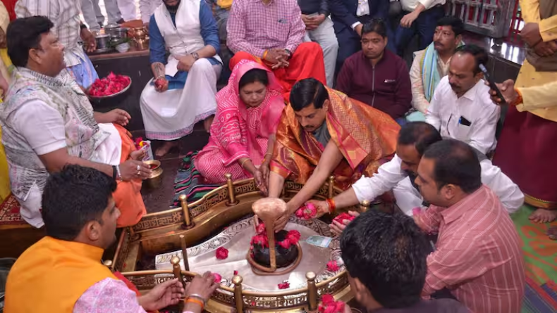 सीएम यादव अंगारेश्वर महादेव मंदिर पहुंचे, पूजा अर्चना के साथ गौ सेवा भी की