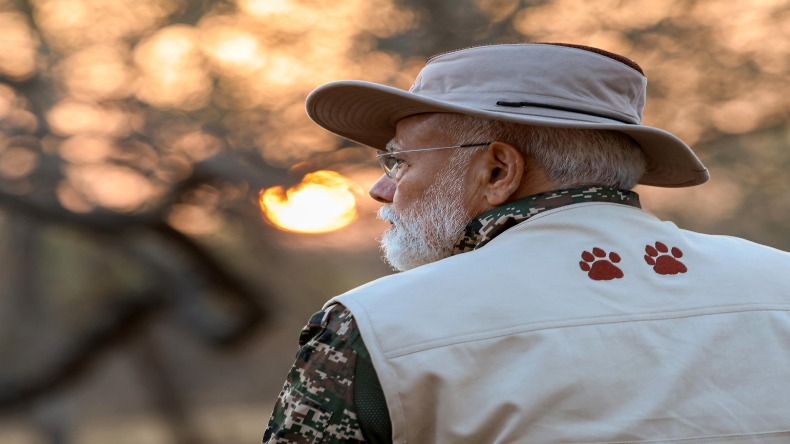 Photo Feature: पीएम मोदी ने 3 दिवसीय दौरे पर पहुंचे गुजरात, लॉयन सफारी का लिया आनंद